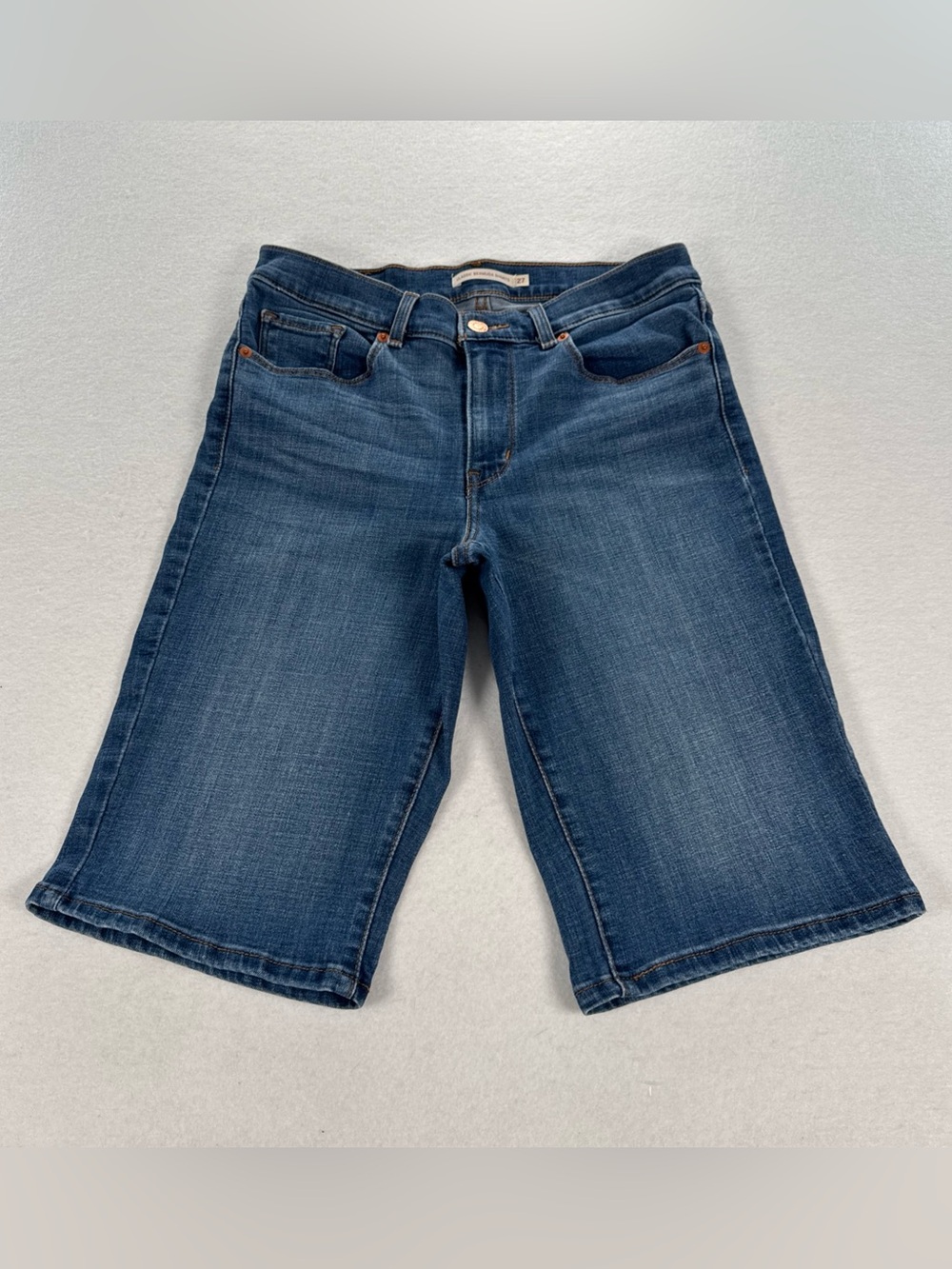 Levi’s Classic Bermuda Jean Shorts Women’s S27 Blue Mid Rise Med Wash Denim Long - Picture 1 of 10